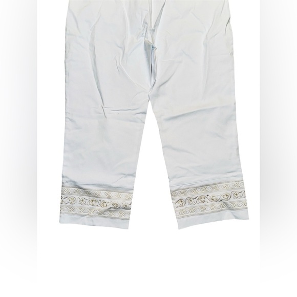 “JM Collection” White and Gold Embroidered Capris Size Large NWT - Picture 2 of 8
